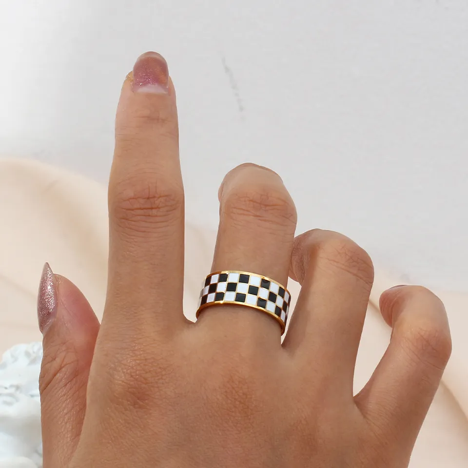 Checkered ring