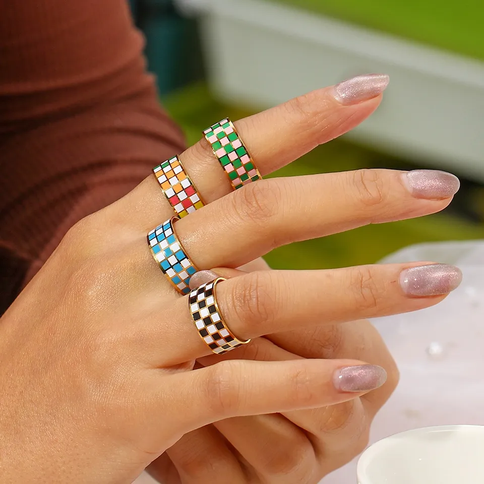 Checkered ring